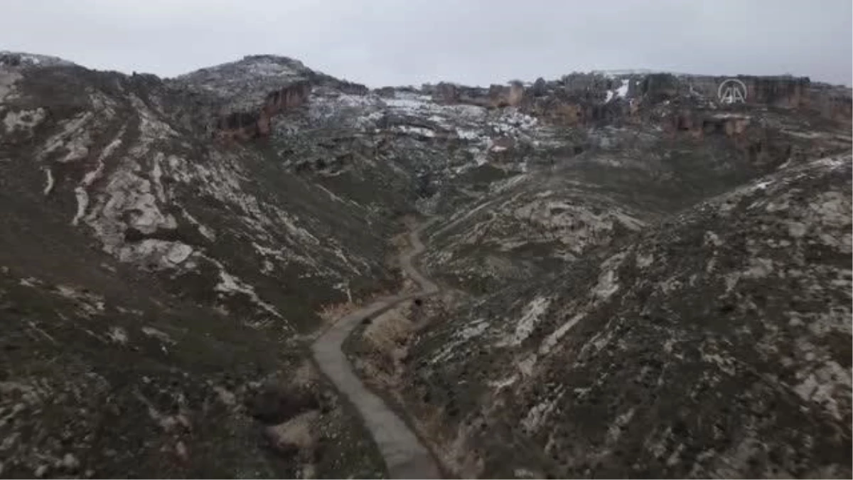 DİYARBAKIR - Tarihi Hasuni Mağaralarında yamaç paraşütü yapıldı