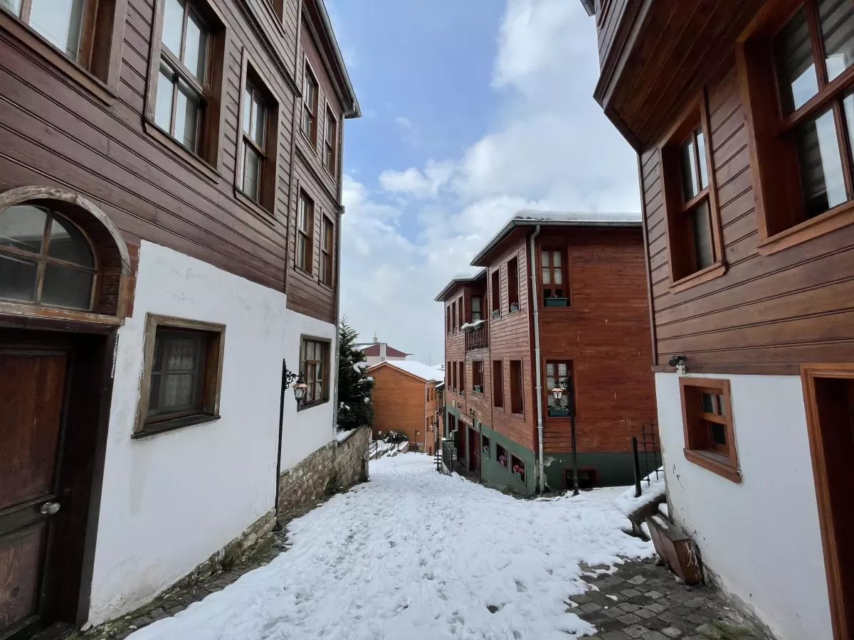 Safranbolu ilçesindeki konaklar kar yağışıyla beyaz örtüyle kaplandı