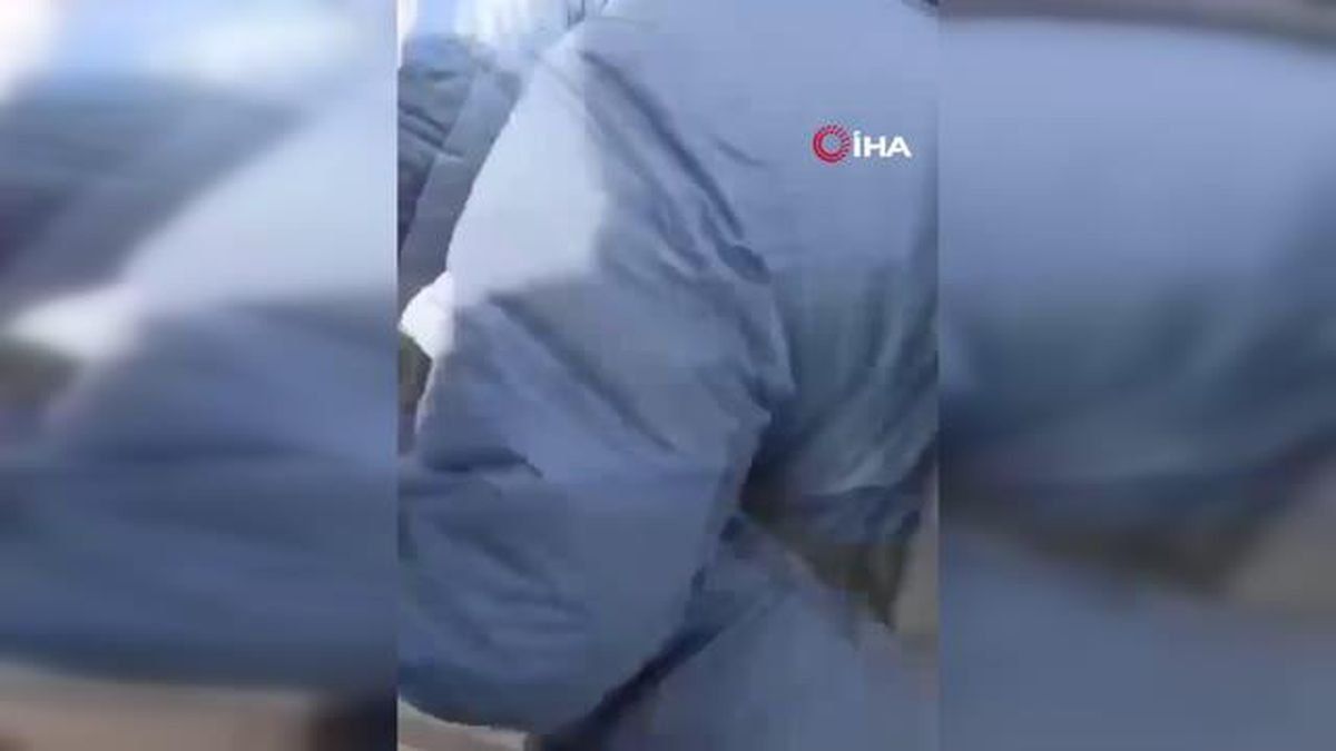 Son dakika haberi: Energodar'da Ukraynalılar Rus askerlerinin önünü kestiRus askerleri havaya ateş açarak kalabalığı dağıtmaya çalıştı