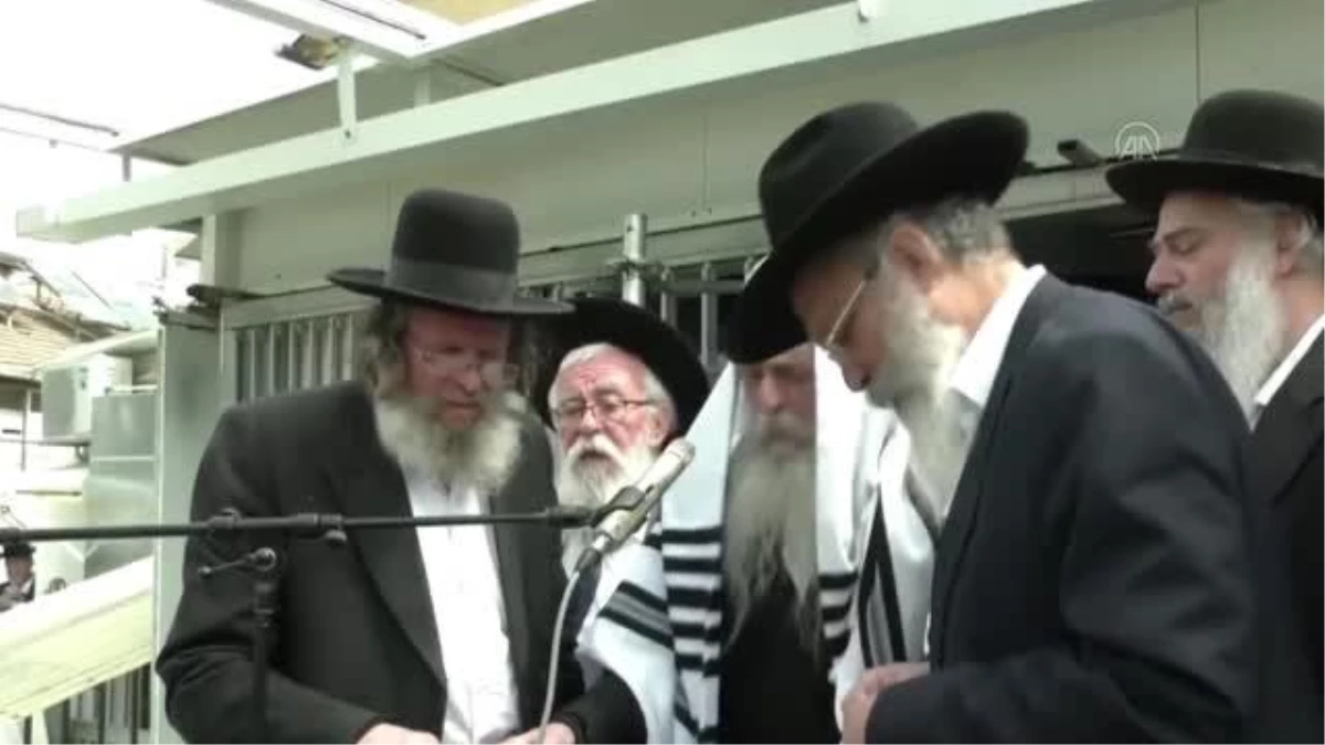 İsrail\'de binlerce Ultra-Ortodoks Yahudi önde gelen hahamın cenazesi için toplandı