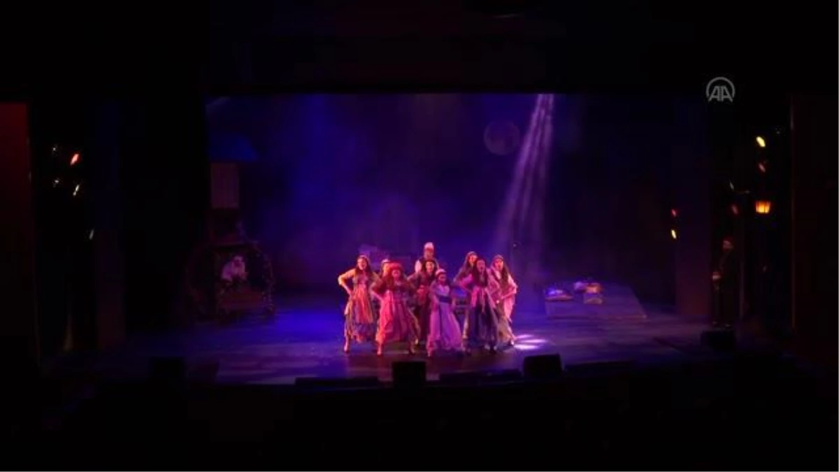 İzmir Devlet Tiyatrosu "Şerbet Hanım\'ın Deli Aşkları"nı müzikli oyunla anlatıyor