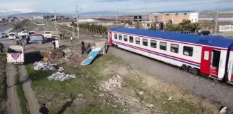 KAHRAMANMARAŞ - Hemzemin geçitte trene çarpan kamyonetteki 2 kişi yaralandı (3)