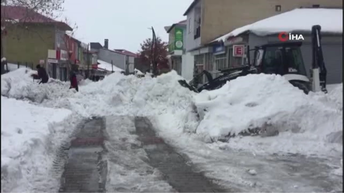 Karlıova Belediyesi\'nin karla mücadelesi sürüyor