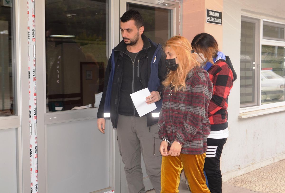 Kütahya\'da 40 bin liralık altın çaldıkları iddia edilen 2 kadın tutuklandı