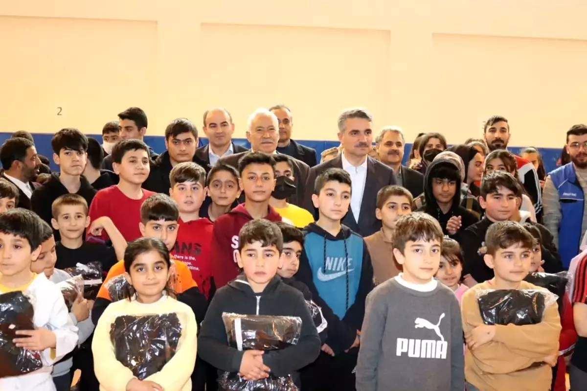 Malatya'da 200 çocuğa eşofman