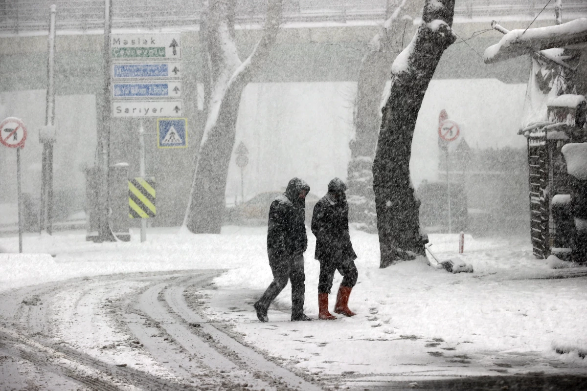 Kar İstanbul\'u ne zaman terk edecek? Kar yağışı ile ilgili Meteoroloji\'den 2 farklı yorum geldi