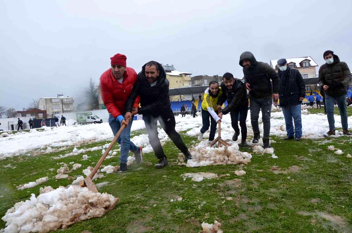 Ordu\'da sahaya inen taraftarlar kar temizliği yaptı