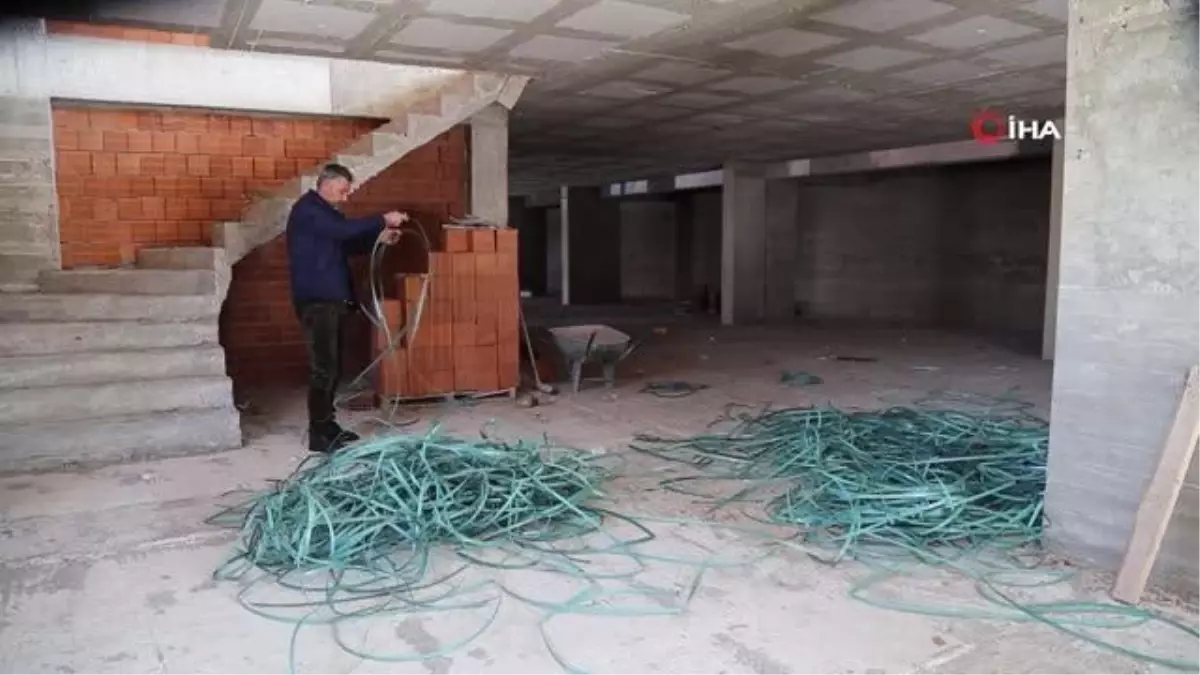 Plastik bağları pazar çantasına dönüştürüyor... Duyarlılığı ve el emeğiyle takdir topluyor