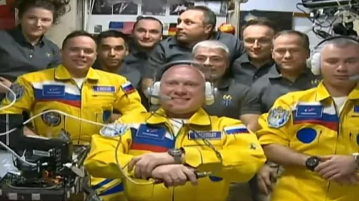 Uluslararası Uzay İstasyonu\'na gönderilen üç Rus kozmonotun tulumunun rengi çok konuşuldu! Ukrayna ile ilgili olmadığı açıklandı