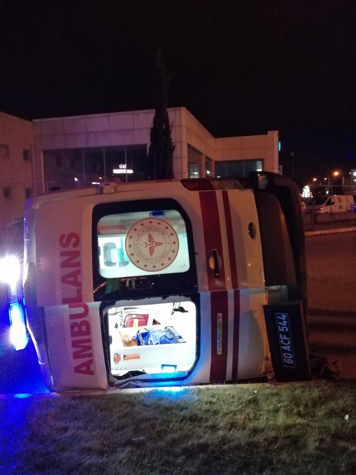 Son dakika haberi! Tokat'ta otomobille çarpışan ambulanstaki 3 sağlık çalışanı yaralandı