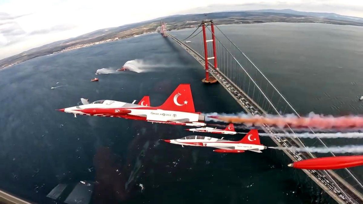 ÇANAKKALE - Türk Yıldızları'nın 1915 Çanakkale Köprüsü'nün açılış törenindeki gösteri uçuşu - Kokpit görüntüleri