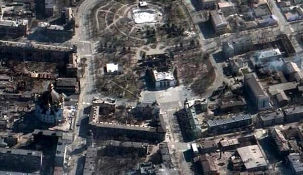 Ukrayna\'da vurulan tiyatro binasının fotoğrafı paylaşıldı