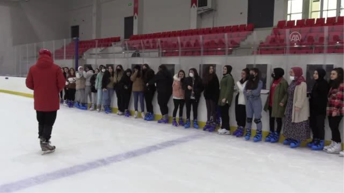 Üniversiteli gençler buz pateni ile tanıştı