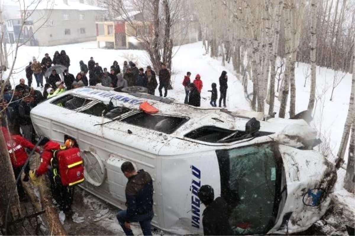 Van\'da yolcu minibüsü devrildi: 14 yaralı