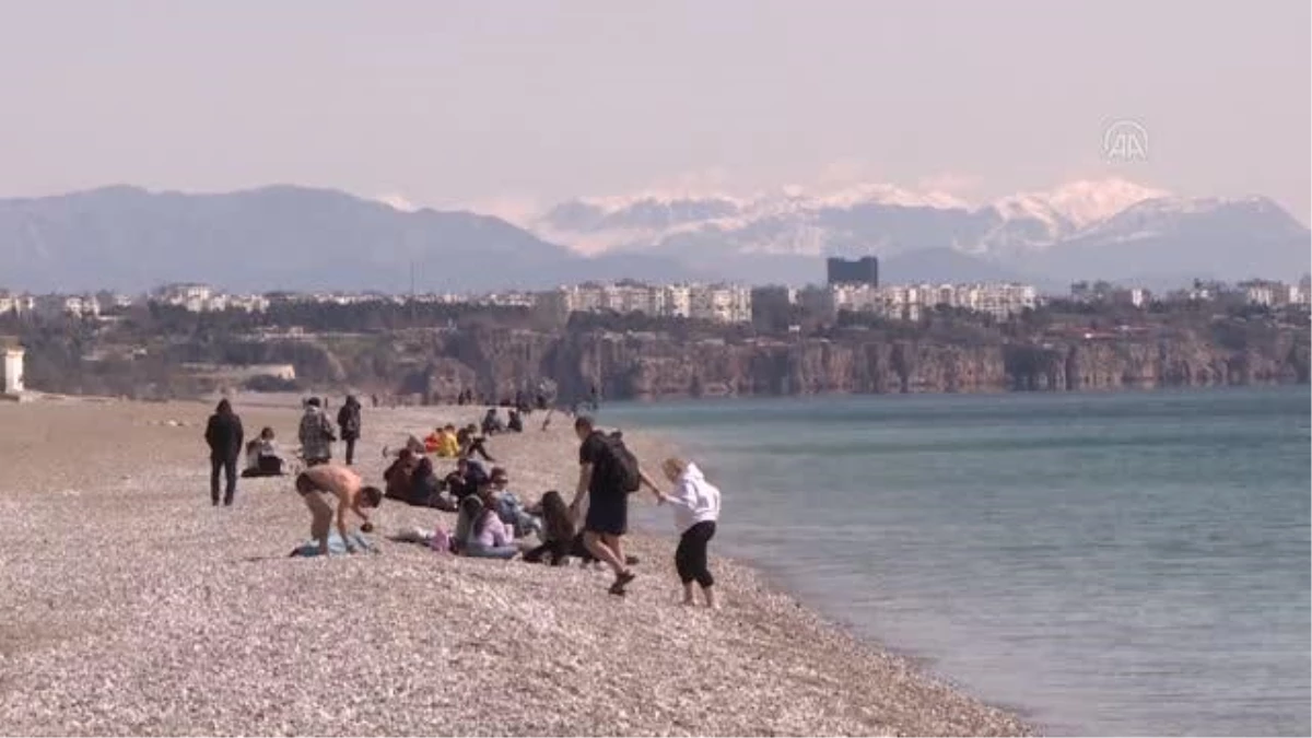 Vatandaşlar ve turistler güneşli havanın keyfini çıkardı