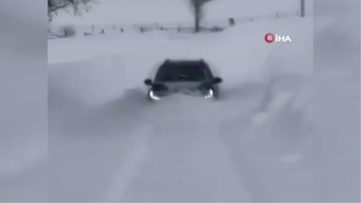 Yolda ilerlemek isteyen cip kara gömüldü