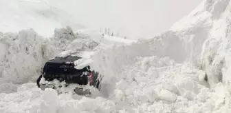 Yüksekova'da kamyonet, çığ altında kaldı