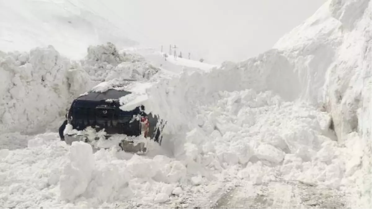 Yüksekova'da kamyonet, çığ altında kaldı