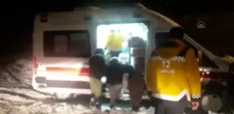 75 yaşındaki Cemile nine ayaklarındaki karları temizledikten sonra ambulansa bindi