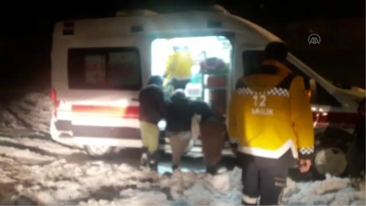 75 yaşındaki Cemile nine ayaklarındaki karları temizledikten sonra ambulansa bindi