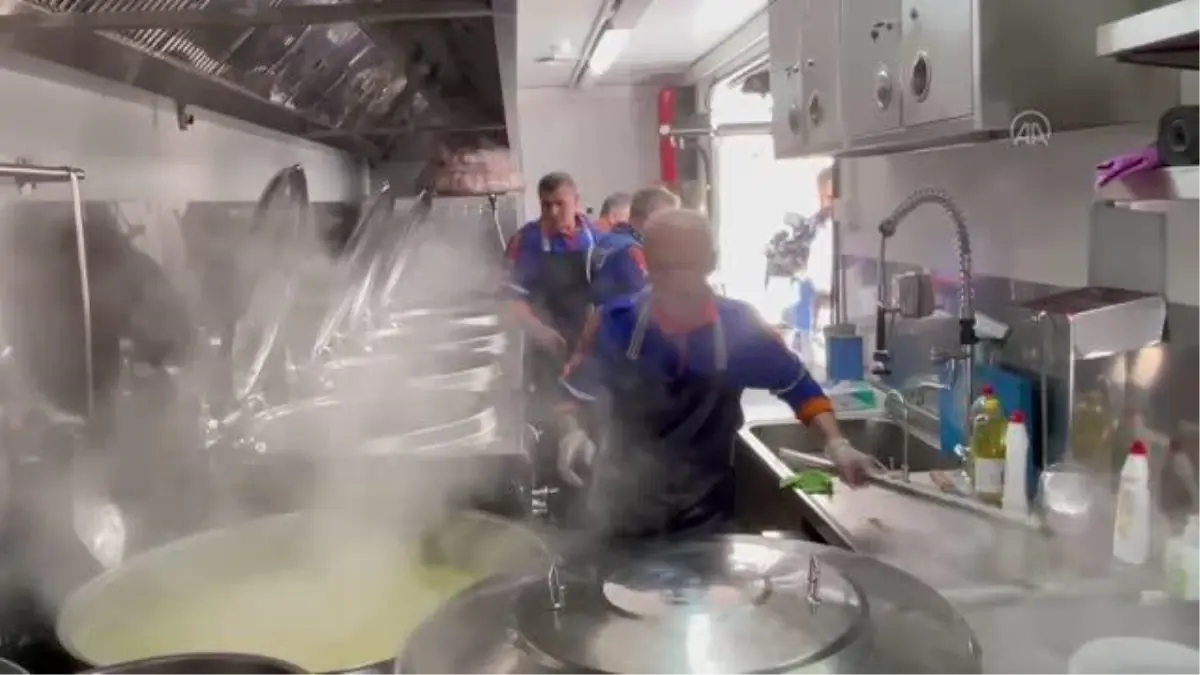 AFAD Ukrayna'da savaş mağdurlarına sıcak yemek ikram ediyor