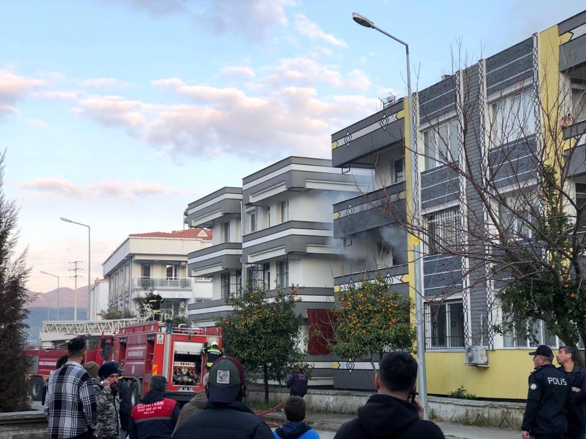 Akülü araba evi yaktı