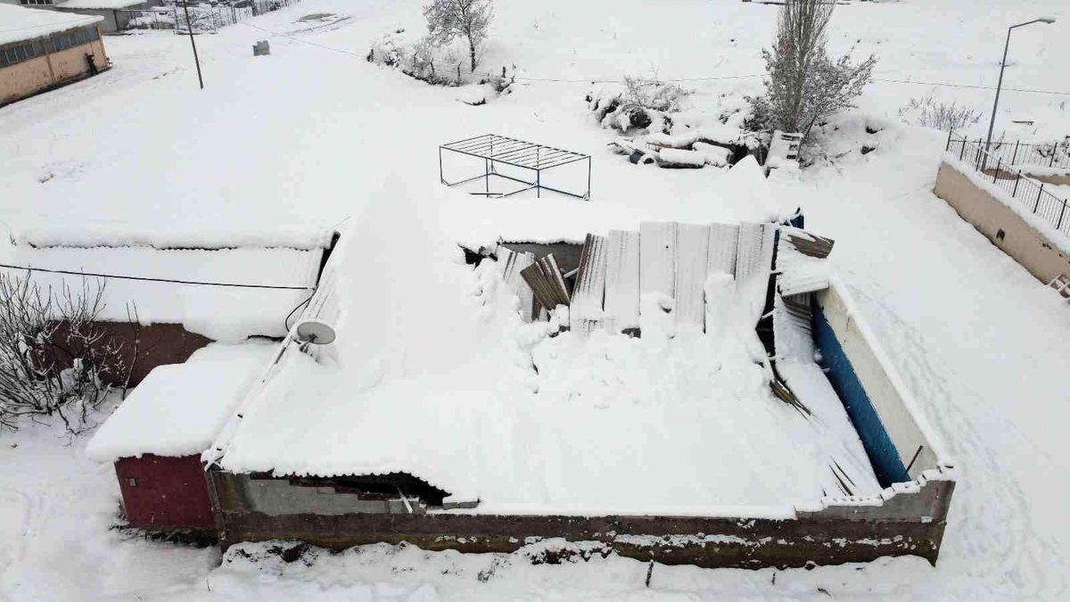 Amasya\'da karın ağırlığına dayanamayan iş yerinin çatısı çöktü