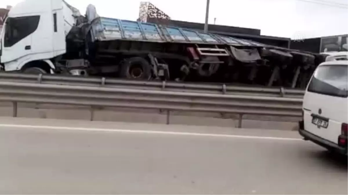 Ambalajlı su yüklü tırla çarpışan otomobilin sürücüsü yaralandı