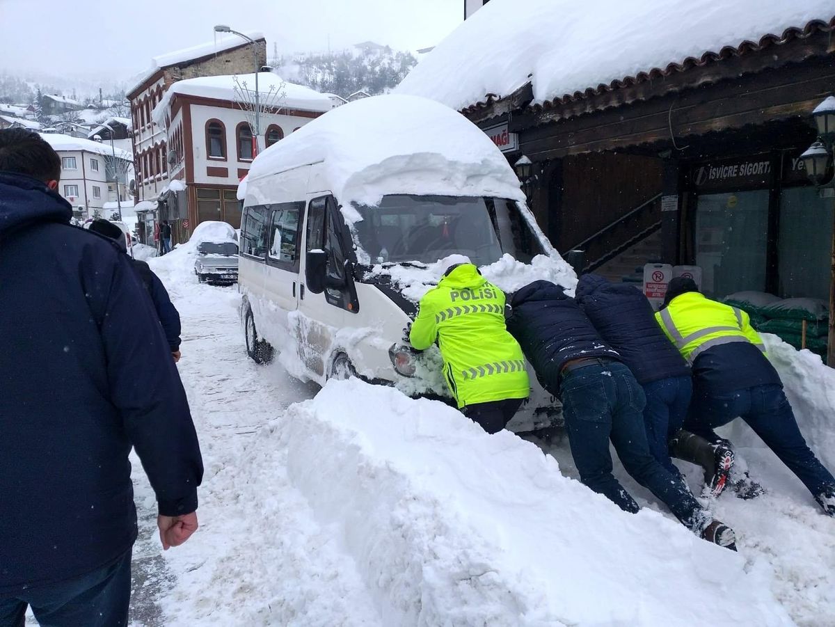 Son dakika haber | Araçları yolda kalan vatandaşların yarımına polis ekipleri koştu