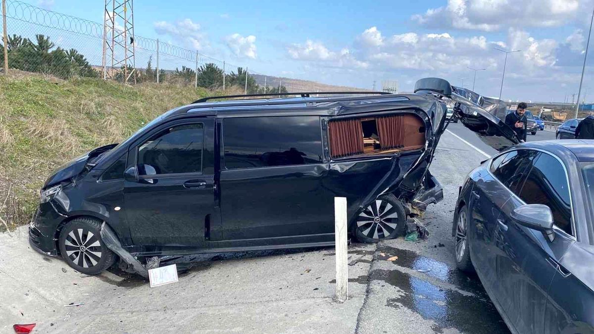 Arnavutköy\'de 3 araç birbirine girdi: 1 yaralı