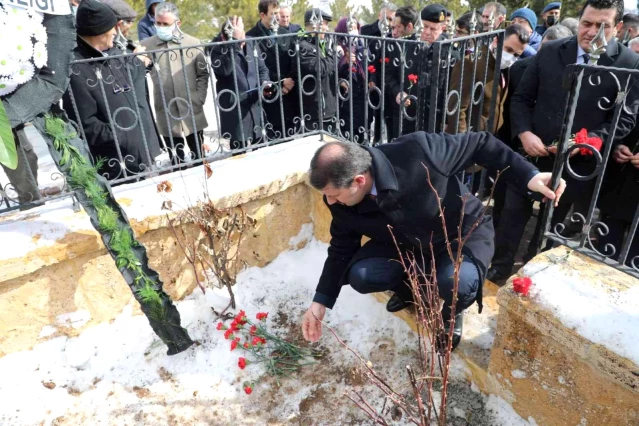 Son dakika haberleri... Aşık Veysel kabri başında anıldı