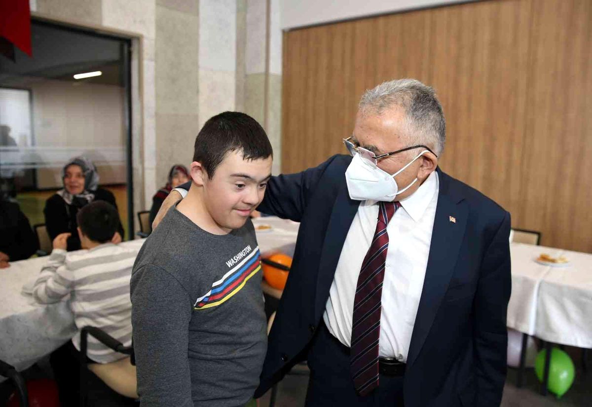 Başkan Büyükkılç down sendromlu çocuklarla bir araya geldi