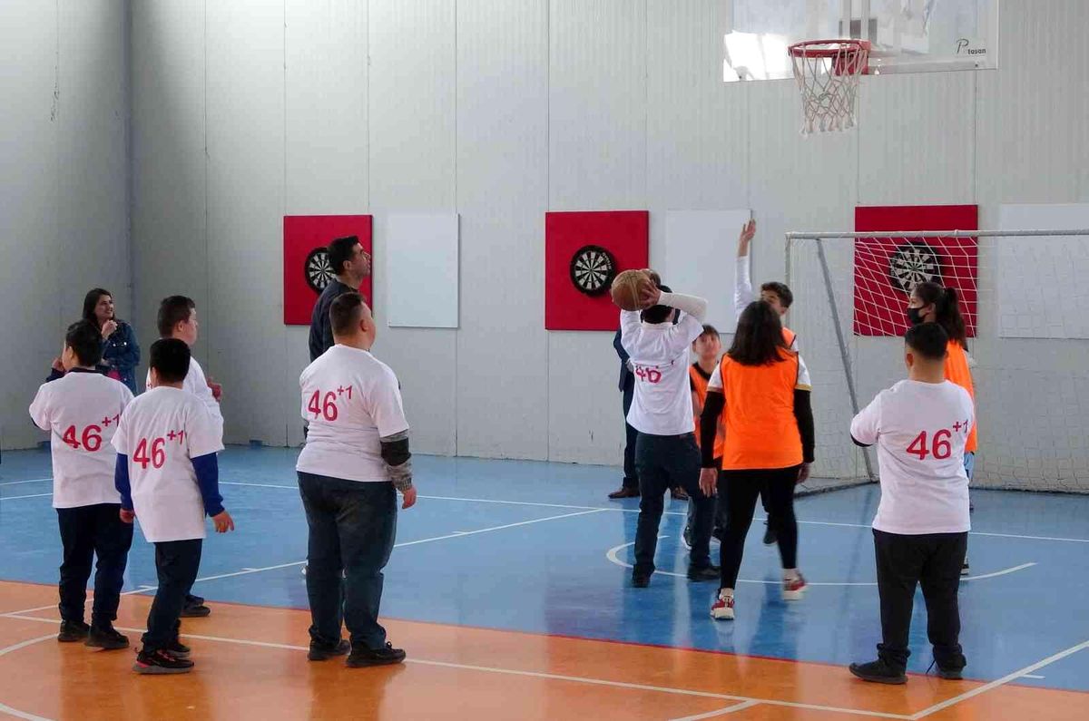 Basketbol maçı, down sendromlu çocukların yüzünü güldürdü