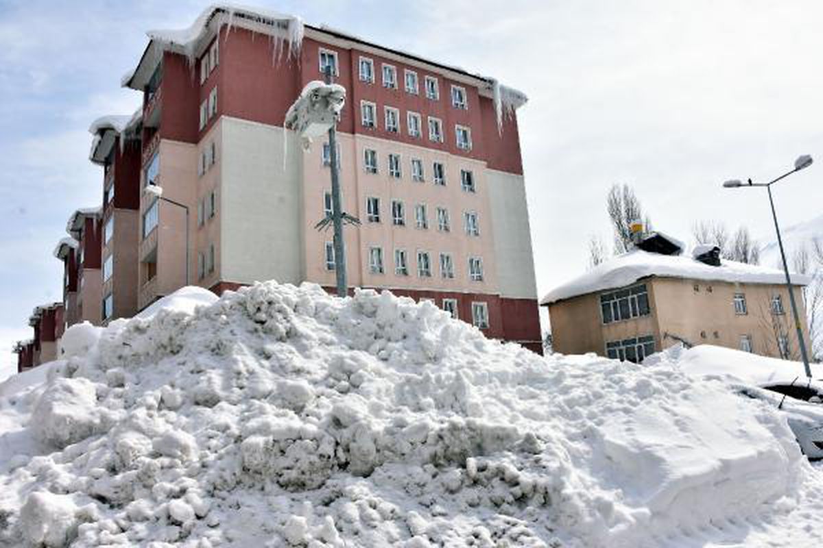 BİTLİS'TE 116 KÖY YOLU KAPALI; 1 İLÇEDE TAŞIMALI EĞİTİME 'KAR' ENGELİ