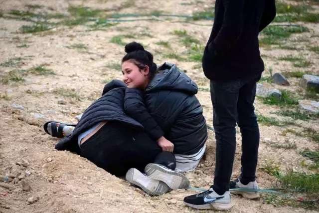 Boşanmak isteyen eşini marketten dönerken kızının gözü önünde başından vurdu