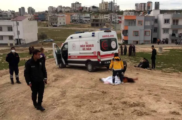 Boşanmak isteyen eşini kızının gözleri önünde başından vurdu