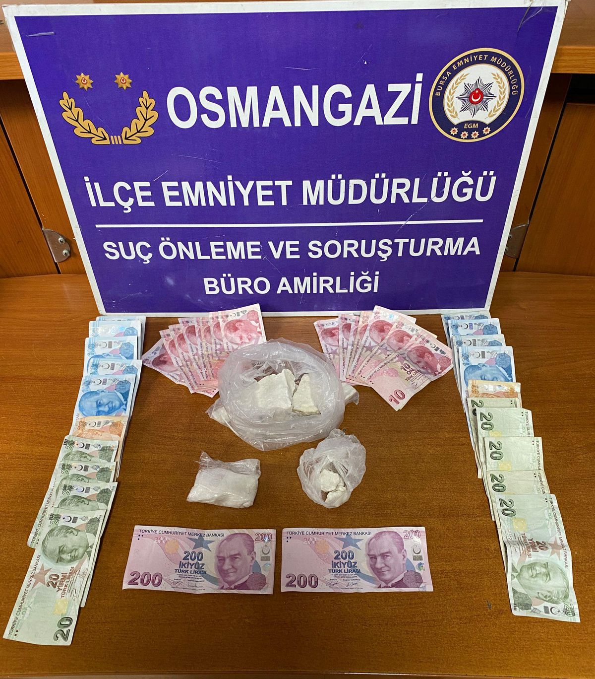 Bursa\'da kovalamacada şüphelinin attığı poşetten uyuşturucu çıktı