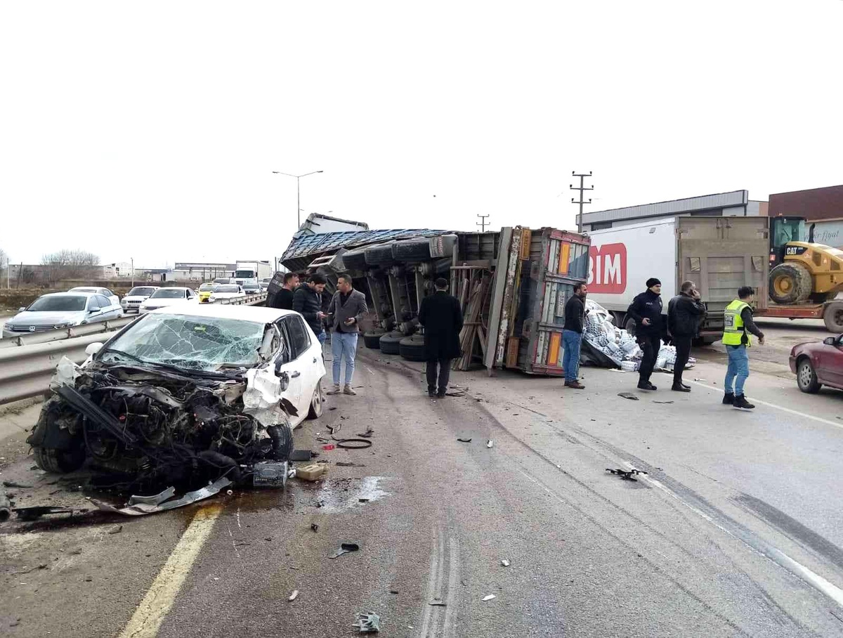 Bursa\'da su yüklü tırla otomobil çarpıştı 1 kişi yaralandı