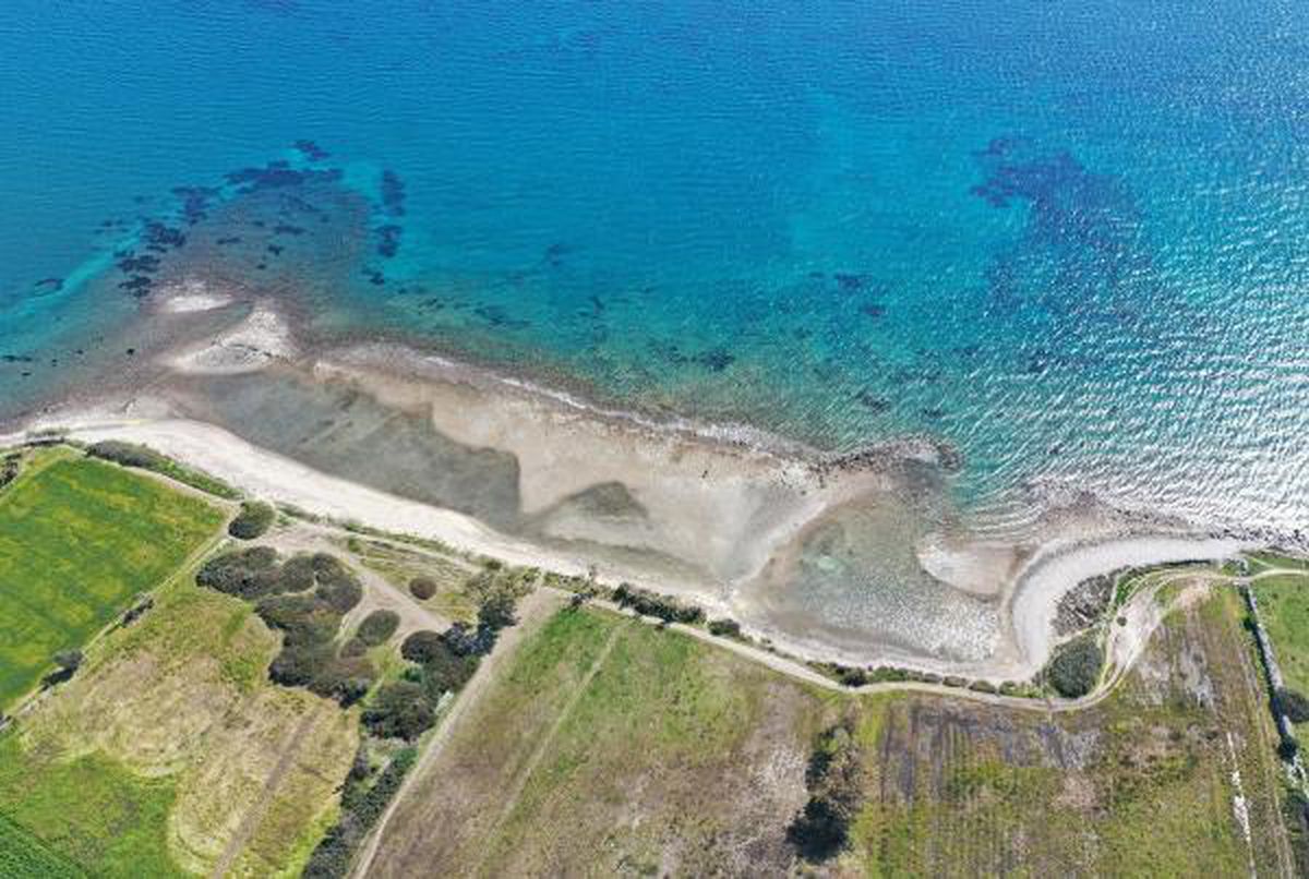 Datça\'da suların çekilmesiyle liman kalıntıları görünür oldu