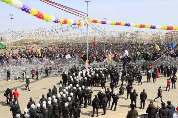 HDP'nin nevruz etkinliğinde terör örgütü lehine slogan atan çok sayıda kişi gözaltına alındı!