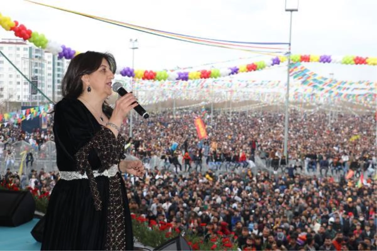 DİYARBAKIR\'DA HDP\'NİN NEVRUZ ETKİNLİĞİ; PKK LEHİNE SLOGAN ATANLARA GÖZALTI