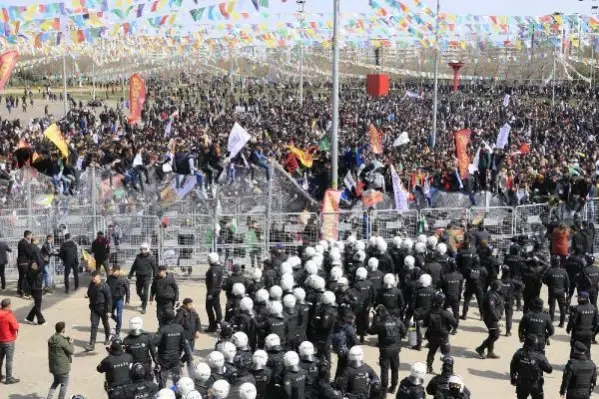 HDP'nin nevruz etkinliğinde terör örgütü lehine slogan atan çok sayıda kişi gözaltına alındı!