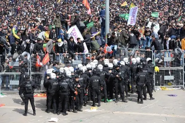 DİYARBAKIR'DA HDP'NİN NEVRUZ ETKİNLİĞİ; PKK LEHİNE SLOGAN ATANLARA GÖZALTI