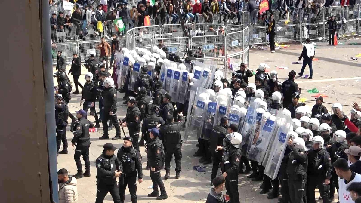Diyarbakır\'daki Nevruz etkinliklerinde polise saldıran 298 kişi gözaltına alındı