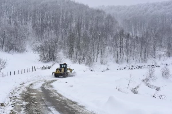 DOĞU KARADENİZ'DE KAR ESARETİ; BEYAZ ÖRTÜ ALTINDAKİ TAKSİSİNİ ARADI