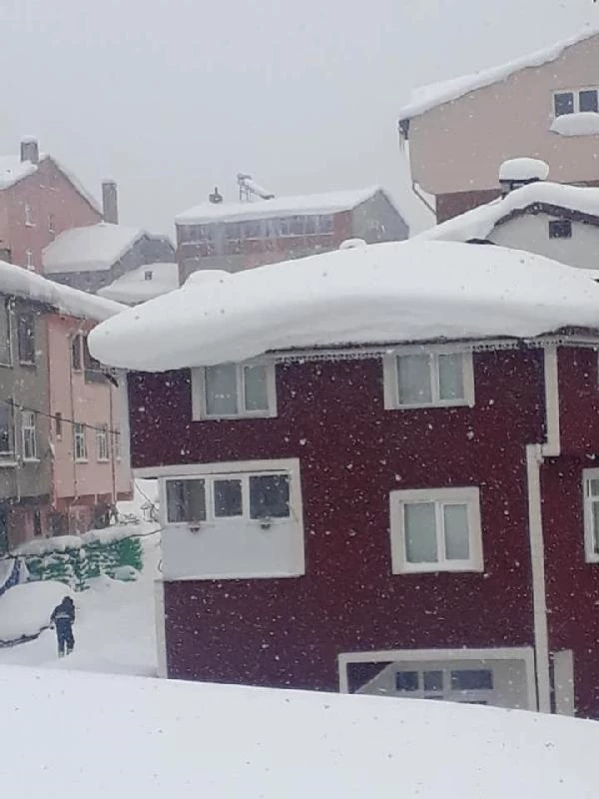 DOĞU KARADENİZ'DE KAR ESARETİ; BEYAZ ÖRTÜ ALTINDAKİ TAKSİSİNİ ARADI