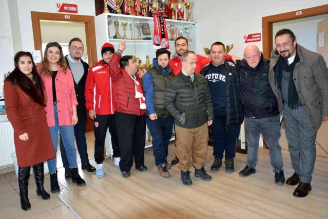 Down sendromlu çocuklar Samsunsporlu futbolcularla buluştu
