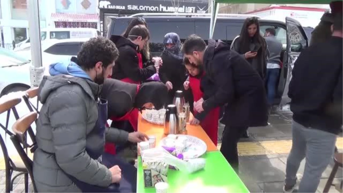 Down sendromlu çocuklar vatandaşlara kahve ikram etti