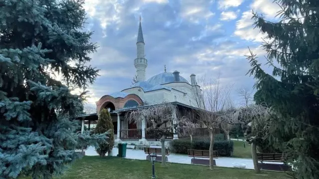 Tarihi camiden musluk hırsızlığı güvenlik kamerasında