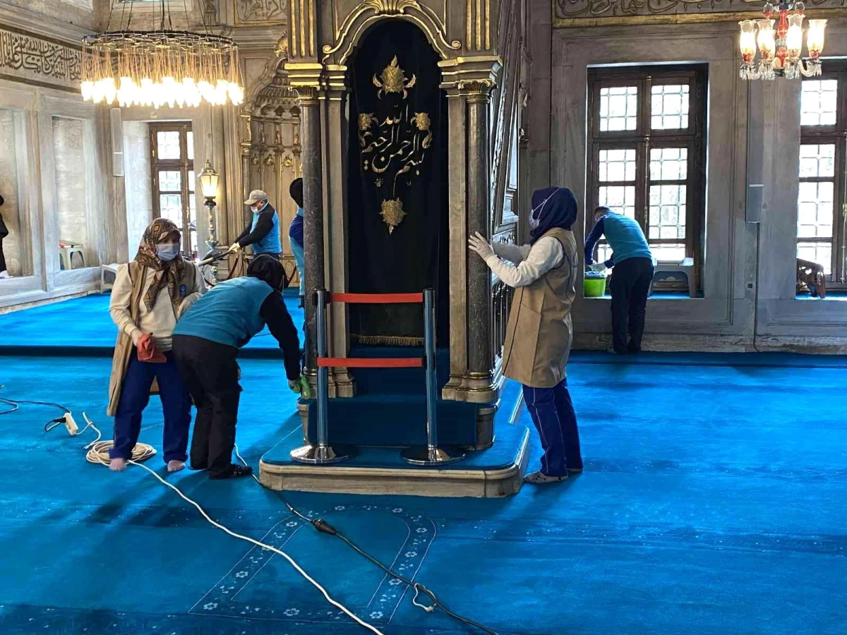 Eyüp Sultan Camii ve Meydanı gül suyu ile yıkandı